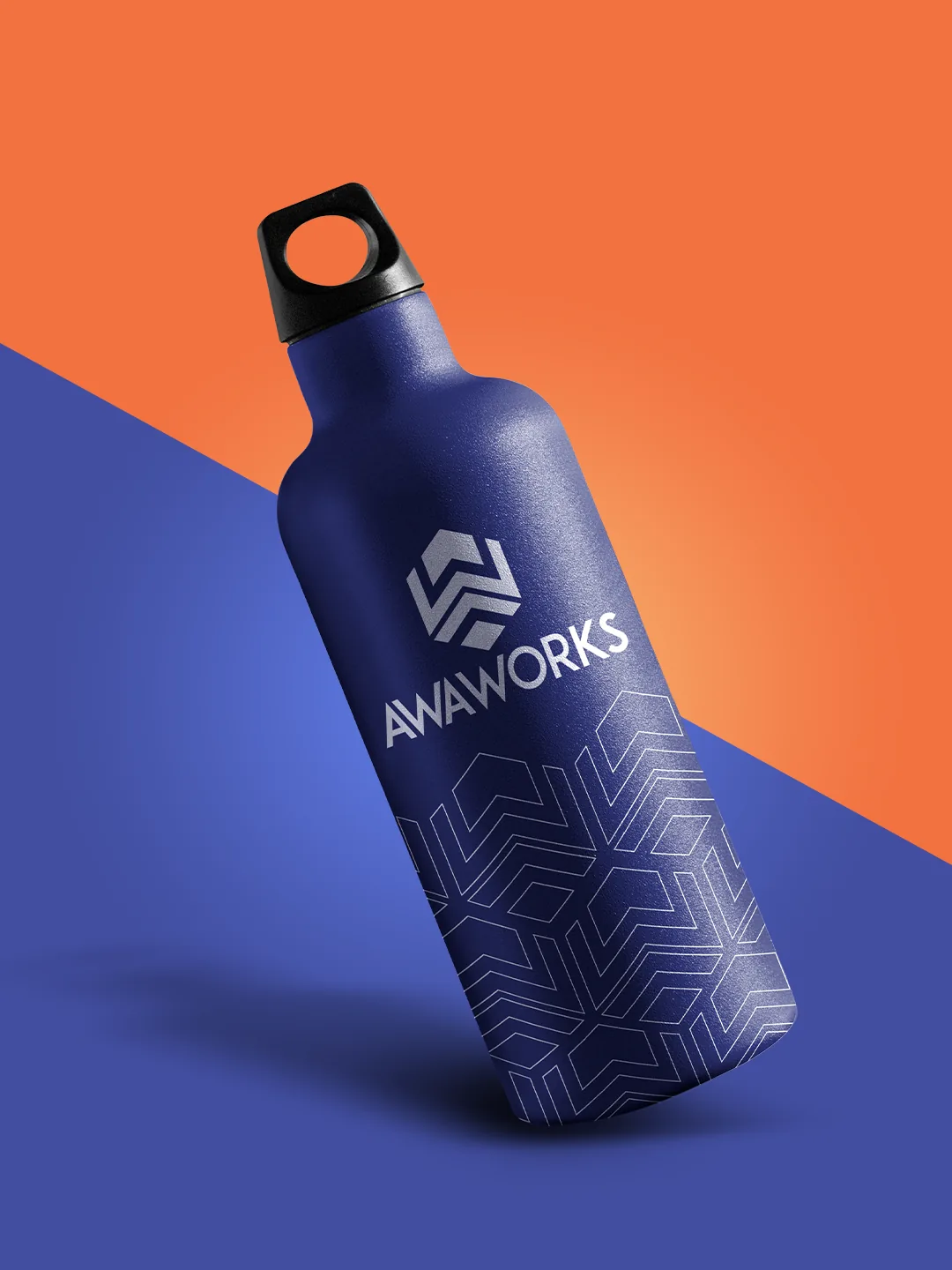 Identidad de AWA Works aplicada a una botella