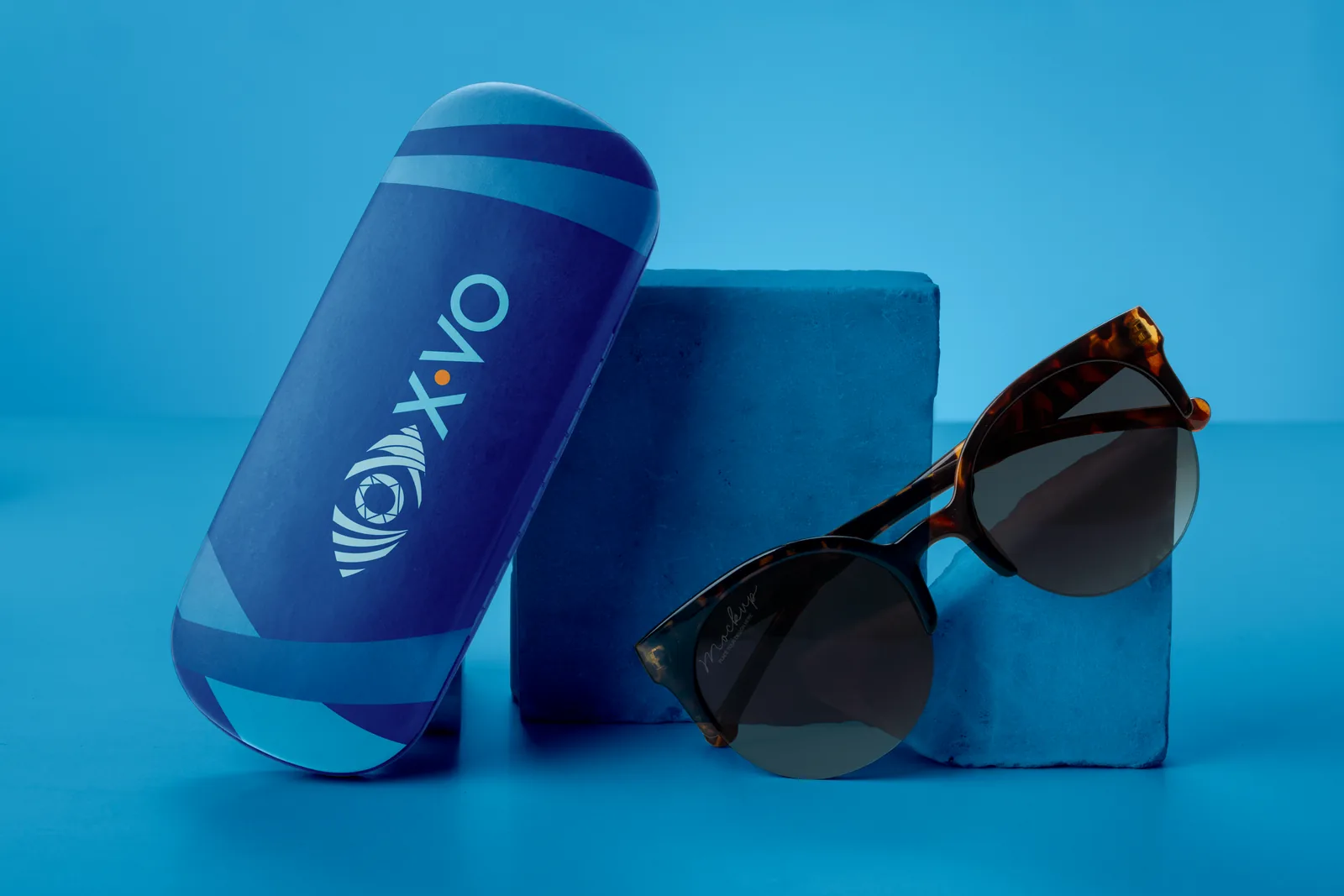 Estuche de X Vision Óptica con gafas